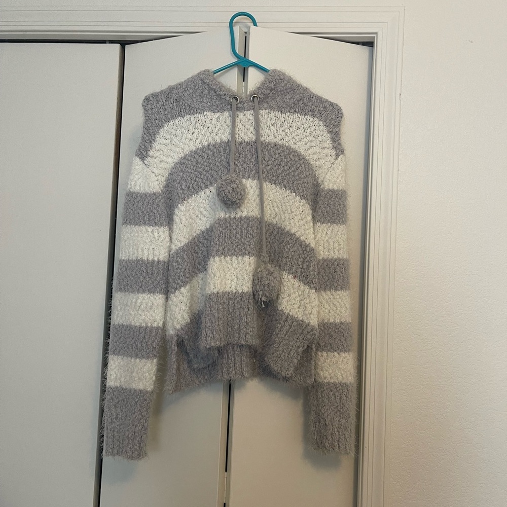 Grey and white sweater (boutique)